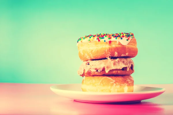 Stapel van geassorteerde donuts — Stockfoto