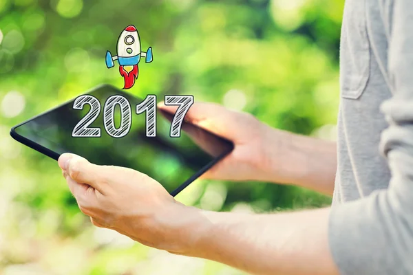 2017 conceito com o homem segurando seu tablet — Fotografia de Stock