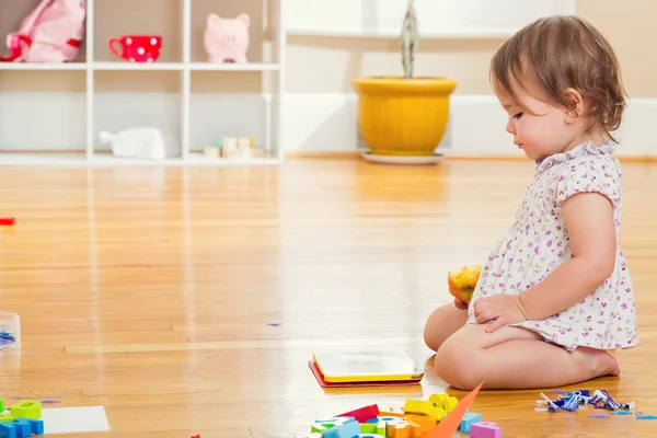 Kleuter meisje speelt met haar tablet-pc — Stockfoto