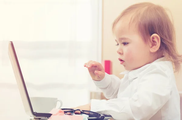 Ευχαρίστως toddler κορίτσι για laptop — Φωτογραφία Αρχείου