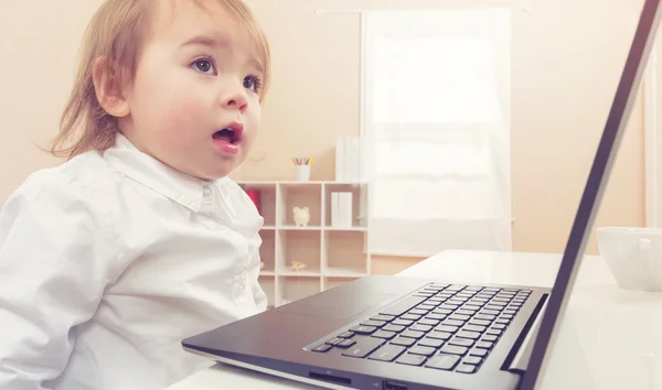 Κορίτσι μικρό παιδί για laptop — Φωτογραφία Αρχείου