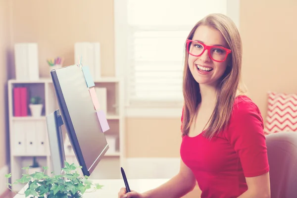 Donna che lavora con un tablet penna nel suo ufficio a casa — Foto Stock