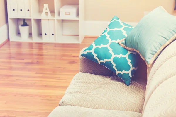 Salón interior con almohadas de color turquesa —  Fotos de Stock