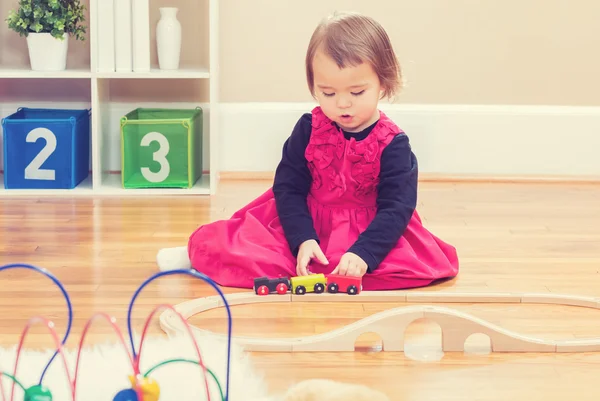 Menina criança feliz brincando com brinquedos — Fotografia de Stock