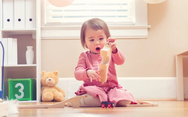 Gelukkig peuter meisje spelen met speelgoed — Stockfoto