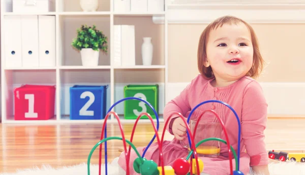 Szczęśliwego malucha dziewczyna bawi sie z zabawkami — Zdjęcie stockowe