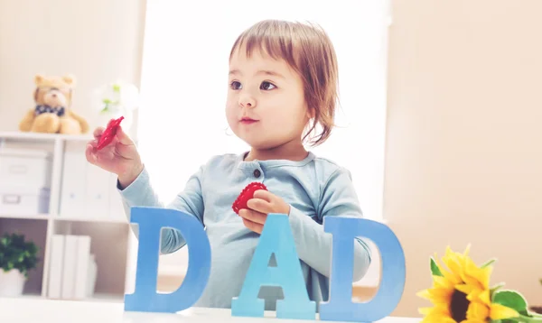 Kisgyermek lány ünnepli az Apák napja — Stock Fotó