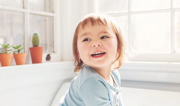 Felice bambino sorridente nella sua casa — Foto Stock