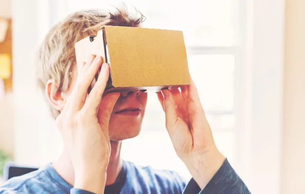 Hombre usando un auricular de realidad virtual — Foto de Stock