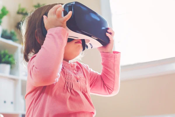 Chica usando un auricular de realidad virtual — Foto de Stock
