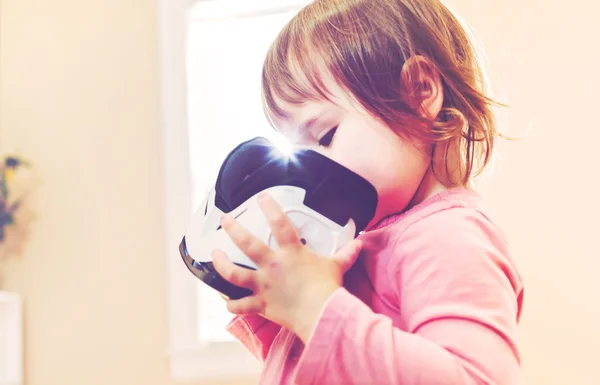 Ragazza utilizzando un auricolare realtà virtuale — Foto Stock