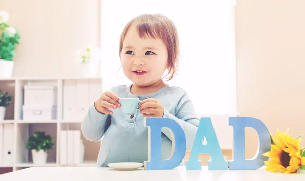 Niña pequeña celebrando el Día del Padre Fotos De Stock Sin Royalties Gratis