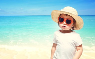 Kumsalda oynarken yürümeye başlayan çocuk kız