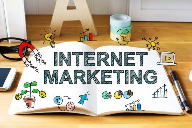 Dizüstü bilgisayar ile Internet pazarlama kavramı 