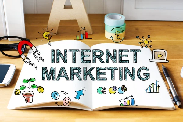 Concepto de marketing en Internet con portátil —  Fotos de Stock