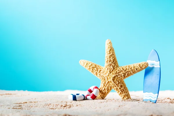 Tema de verão com estrela do mar e prancha — Fotografia de Stock