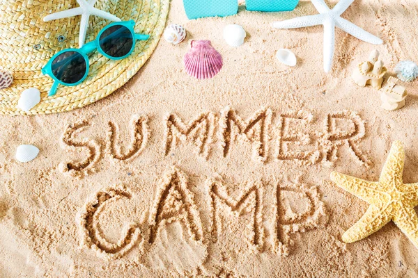 Texto do acampamento de verão na areia — Fotografia de Stock
