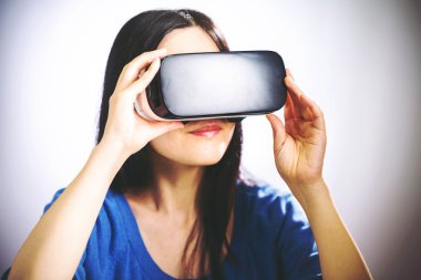 Bir sanal gerçeklik kulaklık kullanan kadın
