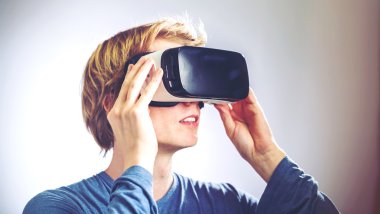 Bir sanal gerçeklik kulaklık kullanan adam