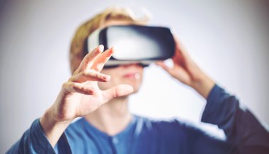 Bir sanal gerçeklik kulaklık kullanan adam