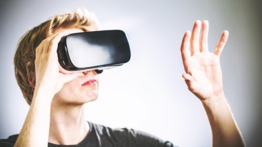 Bir sanal gerçeklik kulaklık kullanan adam