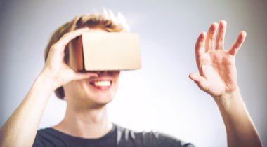 Bir sanal gerçeklik kulaklık kullanan adam