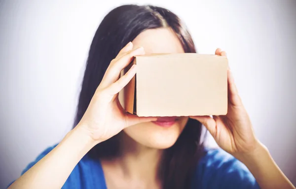 Mujer usando un auricular de realidad virtual —  Fotos de Stock