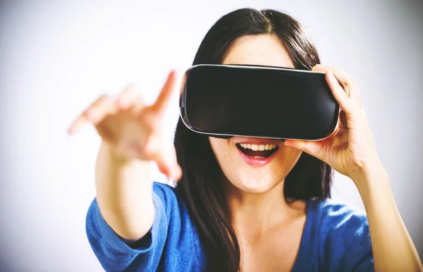 Donna che utilizza un auricolare realtà virtuale — Foto Stock