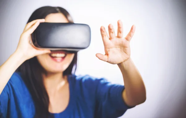 Mujer usando un auricular de realidad virtual —  Fotos de Stock