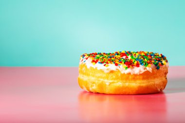 Pastel zemin üzerine serpilir çörek