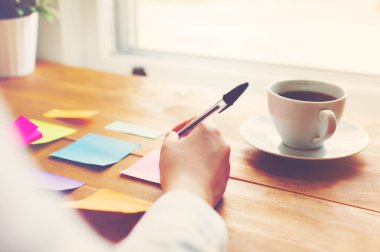 Pastel yapışkan notlar ile şeyler organize kişi 