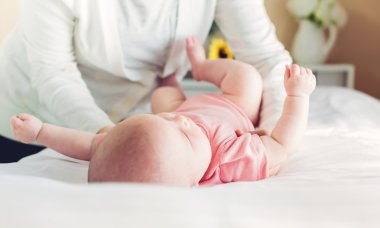 kız bebek için annesi tarafından bakım yalan