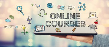 Online Kurslar kavramı ile tablet tutan adam