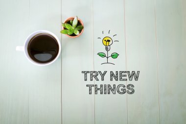 Yeni şeyler kavramı bir fincan kahve ile deneyin 