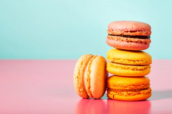 Stapel Macarons auf pastellfarbenem Hintergrund — Stockfoto