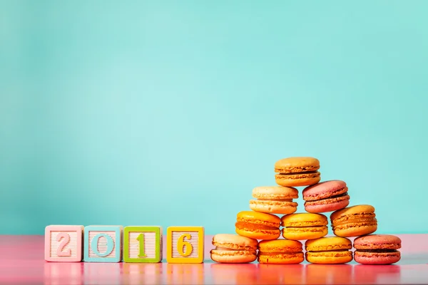 Montón de macarons con números de 2016 — Foto de Stock