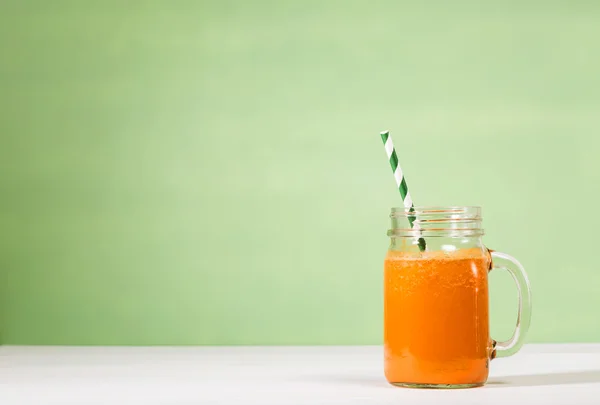 Frasco Mason com suco de cenoura smoothie — Fotografia de Stock