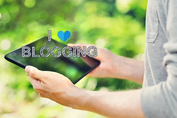 Eu amo Blogging conceito com homem segurando tablet — Fotografia de Stock