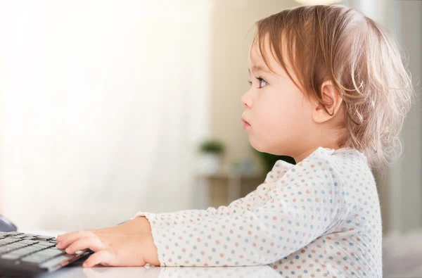 Kleuter meisje met behulp van een computer — Stockfoto