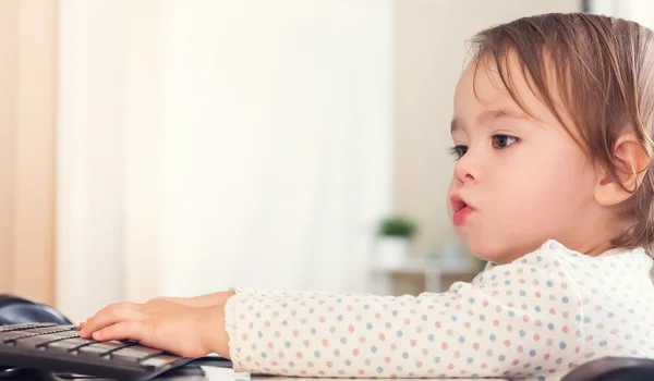 Κορίτσι πληκτρολογώντας στο πληκτρολόγιο του υπολογιστή της — Φωτογραφία Αρχείου