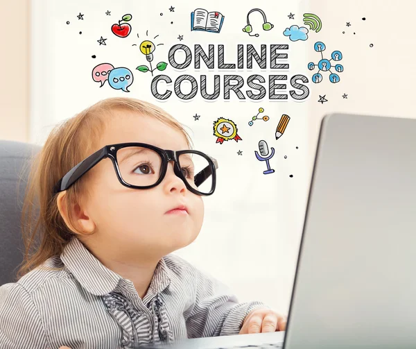 Concepto de cursos en línea con niña pequeña — Foto de Stock