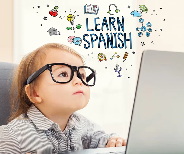Aprende el concepto de español con niña pequeña — Foto de Stock