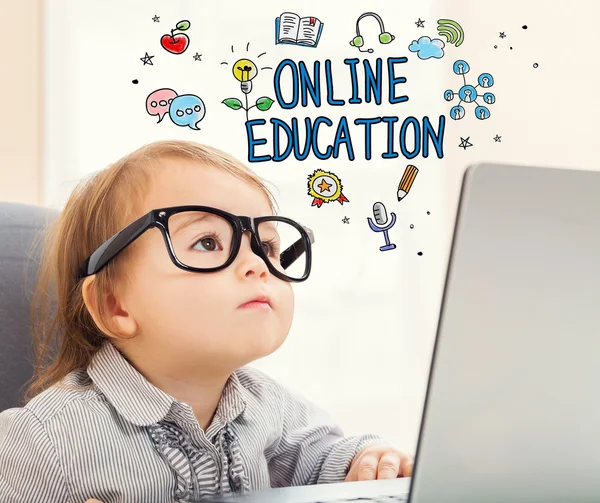 Concepto de educación en línea con niña pequeña — Foto de Stock