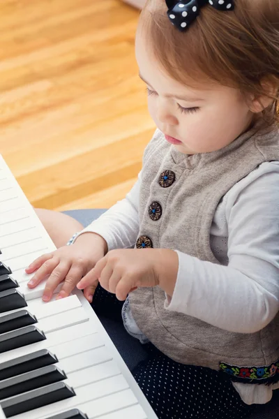 Toddler dziewczynka gry na fortepianie — Zdjęcie stockowe