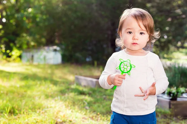 Gelukkig peuter meisje buiten spelen — Stockfoto