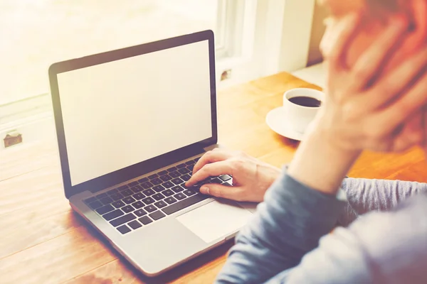 Jongeman met zijn laptop — Stockfoto