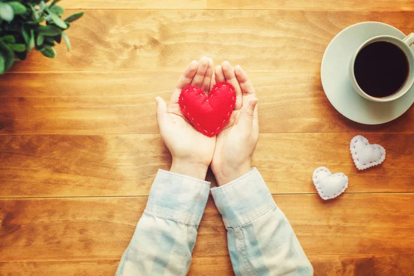 Persona che tiene un cuore rosso fatto a mano — Foto Stock