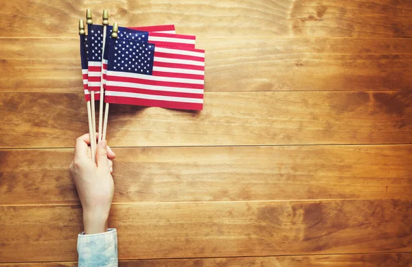 Особи, які тримають американські прапори — стокове фото