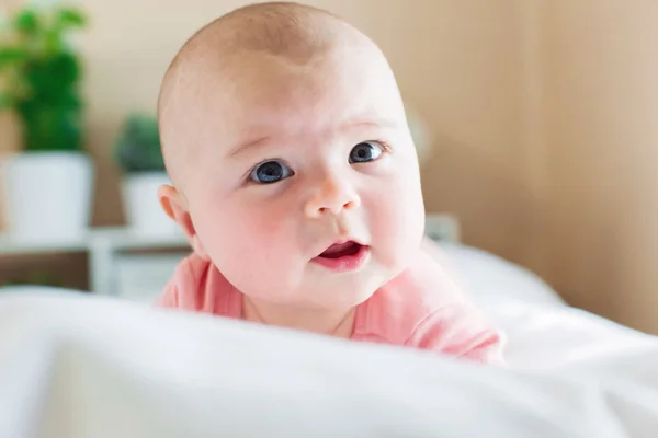 Bébé fille couché sur sa couverture — Photo