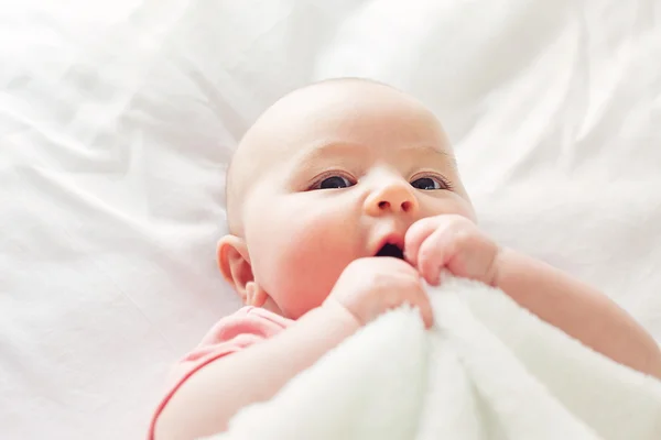 Meisje van de baby liggend op haar deken — Stockfoto